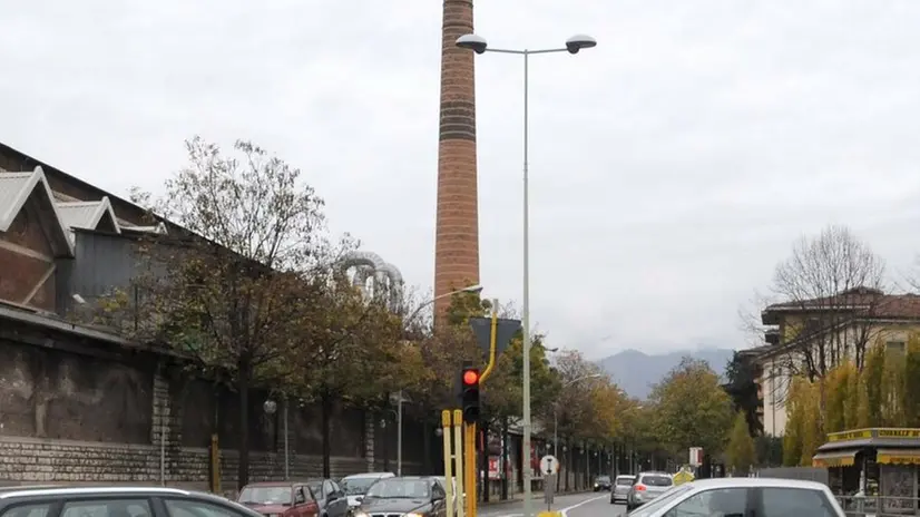 Via Sant'Eustacchio, che separa la Innse Cilindri e la scuola Filippo Corridoni - © www.giornaledibrescia.it