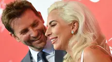 Tra i vip attesi gli amici di Lady Gaga Elton John, Bradley Cooper e Donatella Versace