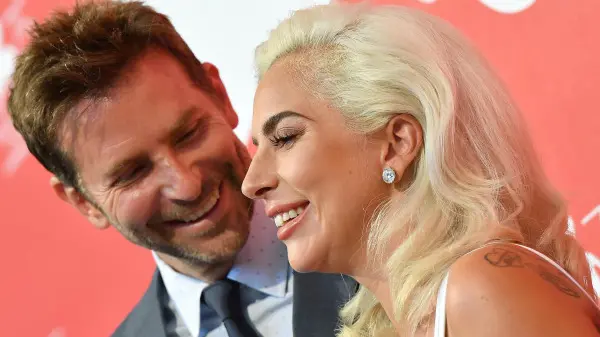 Tra i vip attesi gli amici di Lady Gaga Elton John, Bradley Cooper e Donatella Versace