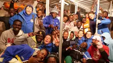 I migranti a bordo della nave Jonio festeggiano e si preparano a sbarcare al molo di Lampedusa - Foto Twitter