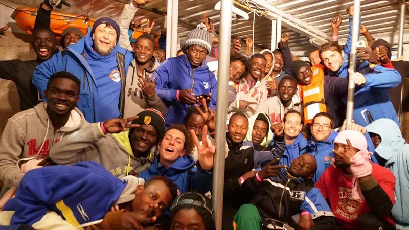 I migranti a bordo della nave Jonio festeggiano e si preparano a sbarcare al molo di Lampedusa - Foto Twitter