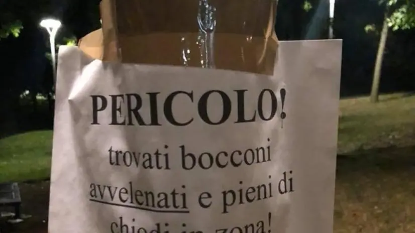 Bocconi avvelenati, cartello che avverte i proprietari dei cani (immagine simbolica) - © www.giornaledibrescia.it