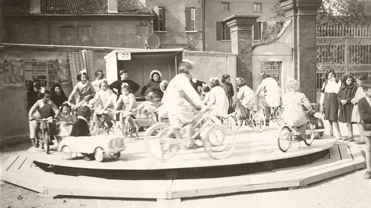 Una foto d'epoca del luna park in via Milano - Foto © www.giornaledibrescia.it