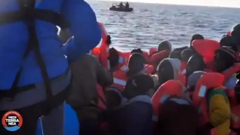 Un fermo immagine del video pubblicato da Mediterranea Saving Humans Foto Ansa  © www.giornaledibrescia.it