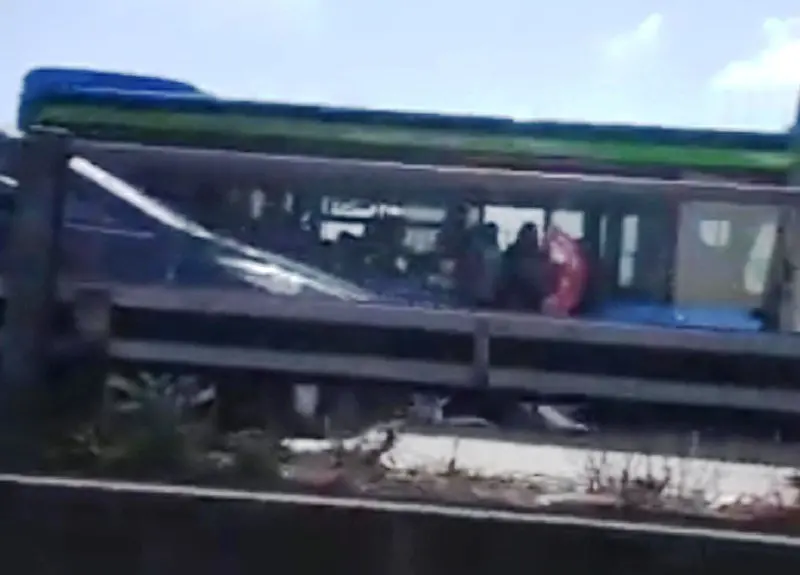 Studenti in fuga dal bus nel frame di un video © www.giornaledibrescia.it
