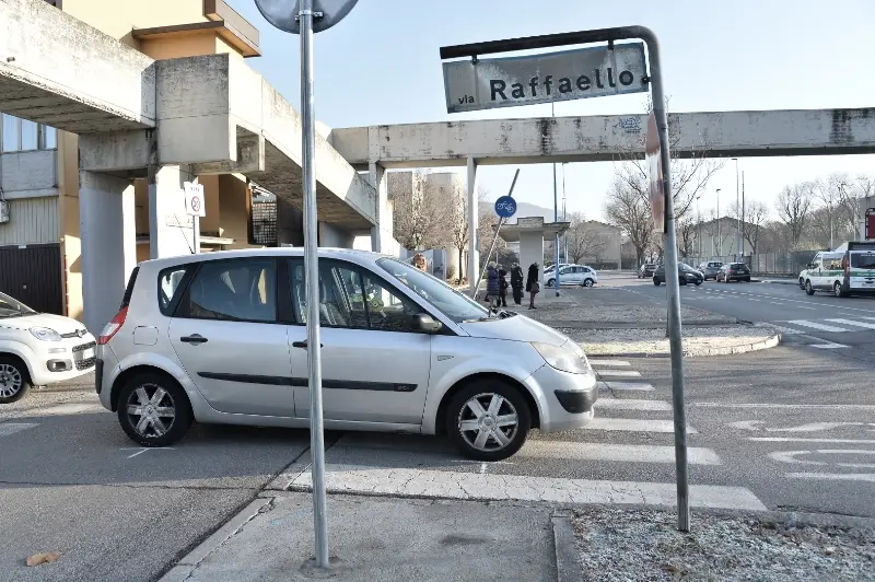 71enne investita in via Raffaello Sanzio
