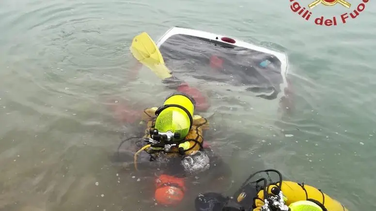 Furgoncino nel laghetto da pesca, il recupero © www.giornaledibrescia.it