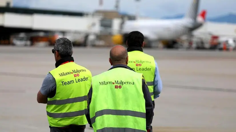 Personale di terra in pista a Malpensa - Foto Ansa