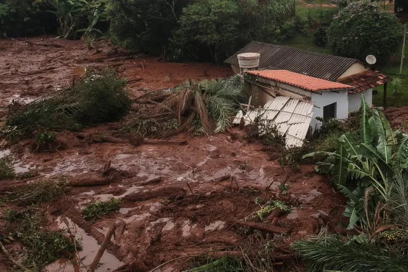 La devastazione portata dal crollo della diga in Brasile