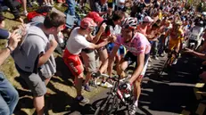 Il passaggio del Mortirolo durante il Giro del 2006: in maglia rosa, in mezzo alla folla, Ivan Basso che vinse quell'edizione della Corsa rosa -
Foto © www.giornaledibrescia.it