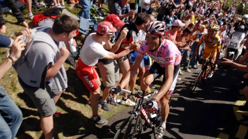 Il passaggio del Mortirolo durante il Giro del 2006: in maglia rosa, in mezzo alla folla, Ivan Basso che vinse quell'edizione della Corsa rosa -
Foto © www.giornaledibrescia.it