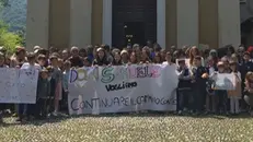 «Resta con noi»: in decine per testimoniare l’affetto per il sacerdote - Foto © www.giornaledibrescia.it