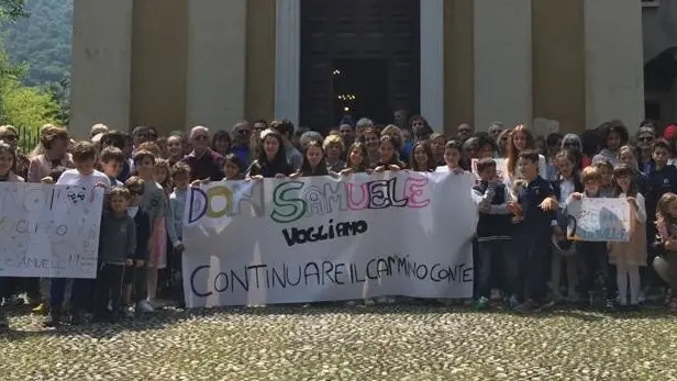 «Resta con noi»: in decine per testimoniare l’affetto per il sacerdote - Foto © www.giornaledibrescia.it