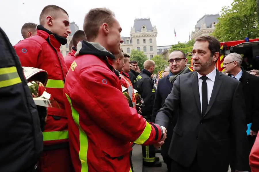 Il ministro dell'Interno francese ringrazia i pompieri di Parigi