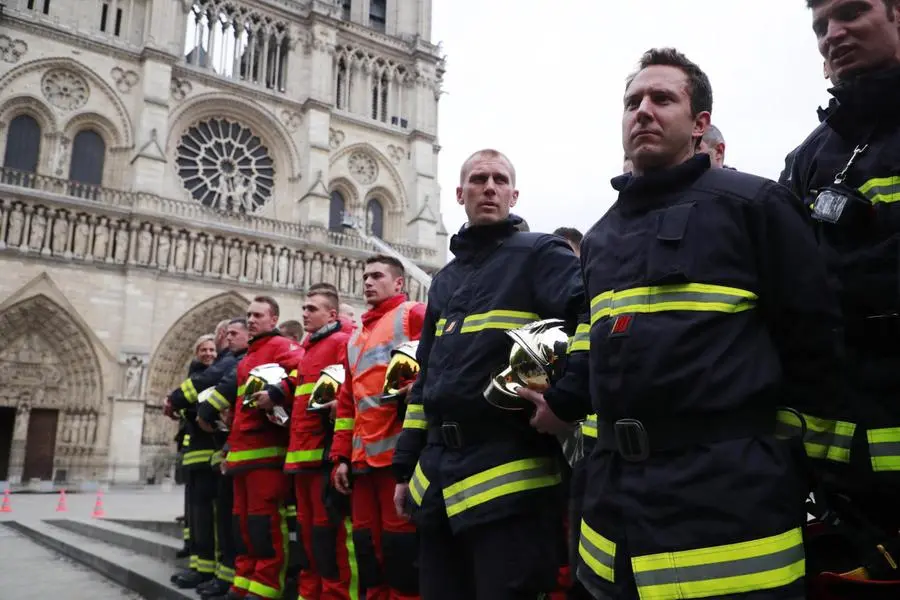 Il ministro dell'Interno francese ringrazia i pompieri di Parigi