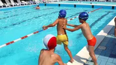 La frequentata piscina del Club Azzurri a Mompiano - Foto © www.giornaledibrescia.it