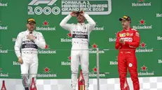 Hamilton sul podio con Bottas e Vettel - Foto Ansa/Epa Diego Azubel