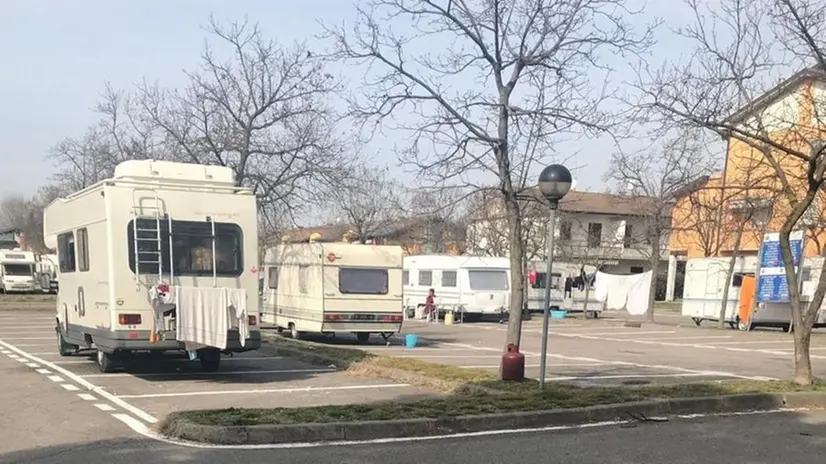 In via Di Vittorio. Un vero e proprio campo nomadi nel parcheggio © www.giornaledibrescia.it