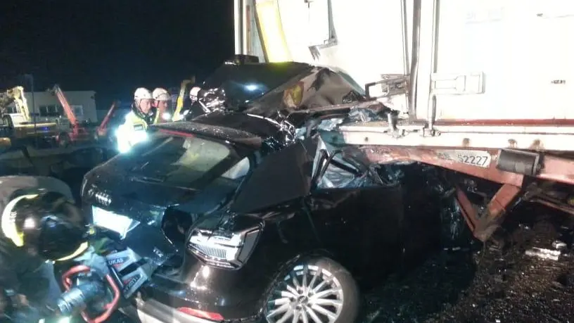 L'impatto dell'Audi contro un tir