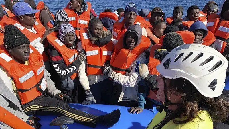 Migranti salvati dalla nave Sea Watch - Foto Ansa/Sea Watch Doug Kuntz