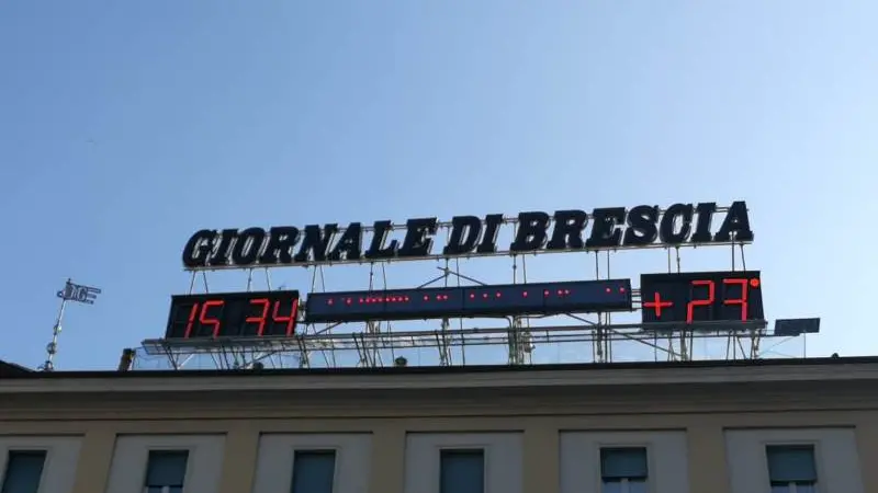 Weekend, temperature primaverili: il termometro di piazzale Repubblica segnala 23°C - © www.giornaledibrescia.it