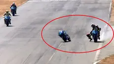 Il pilota appeso alla moto dell'avversario e la moto che esce di pista: follia in gara - Frame dal video disponibile in Facebook © www.giornaledibrescia.it