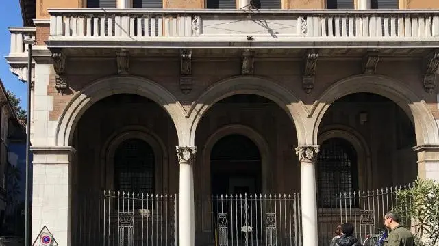 Edicola di corso Cavour addio: rimossa dalla ruspa