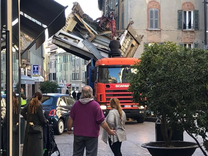 Edicola di corso Cavour addio: rimossa dalla ruspa