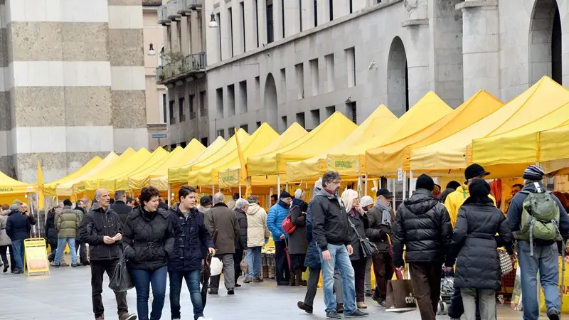 Campagna amica in piazza Vittoria (archivio) - © www.giornaledibrescia.it