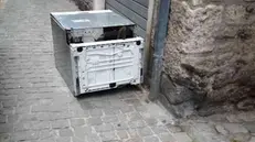 Una lavatrice in strada (archivio)