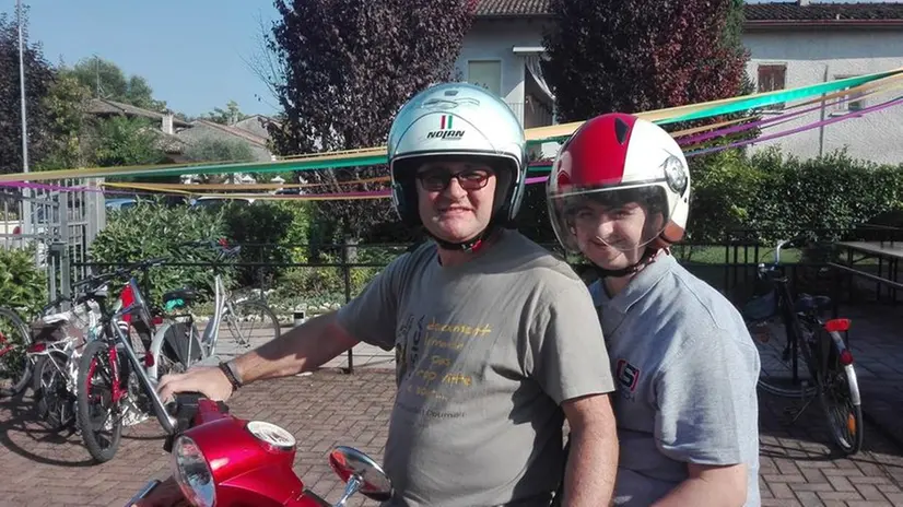 Simone Mor e il fratello Gianmario in Vespa - © www.giornaledibrescia.it