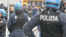 Ultras e Polizia prima di una partita di calcio (archivio) - © www.giornaledibrescia.it