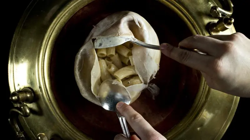 La sorpresa del taglio della vescica rigonfia con la scoperta della pasta cacio e pepe all’interno -  Foto © www.giornaledibrescia.it