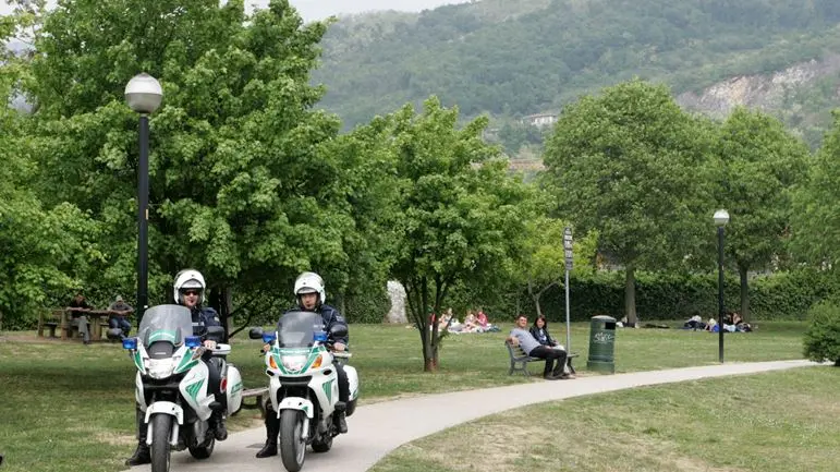 Agenti in motocicletta durante un controllo al parco - Foto di archivio © www.giornaledibrescia.it