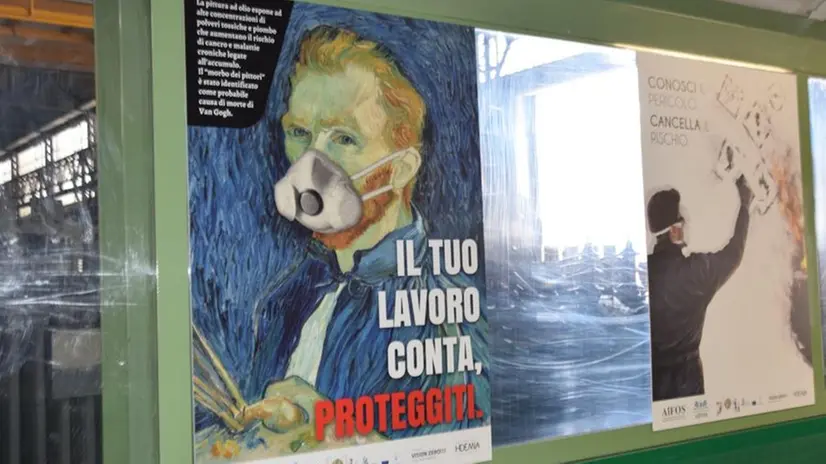 Uno dei manifesti realizzati per la campagna sulla sicurezza sul lavoro - Foto © www.giornaledibrescia.it