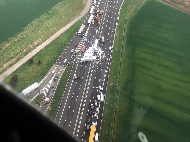 Camion perde il carico in A4