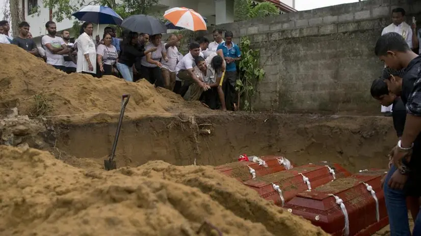 Il funerale di tre vittime delle stragi a Negombo, tutte appartenenti alla stessa famiglia - Foto Ansa/Ap  Gemunu Amarasinghe
