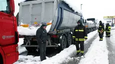 Tir bloccati in autostrada nella neve soccorsi dai Vigili del Fuoco (archivio) - © www.giornaledibrescia.it