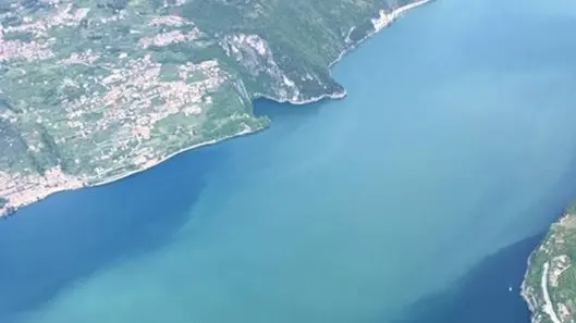 Una veduta dall’alto della macchia apparsa sull’alto Sebino - © www.giornaledibrescia.it