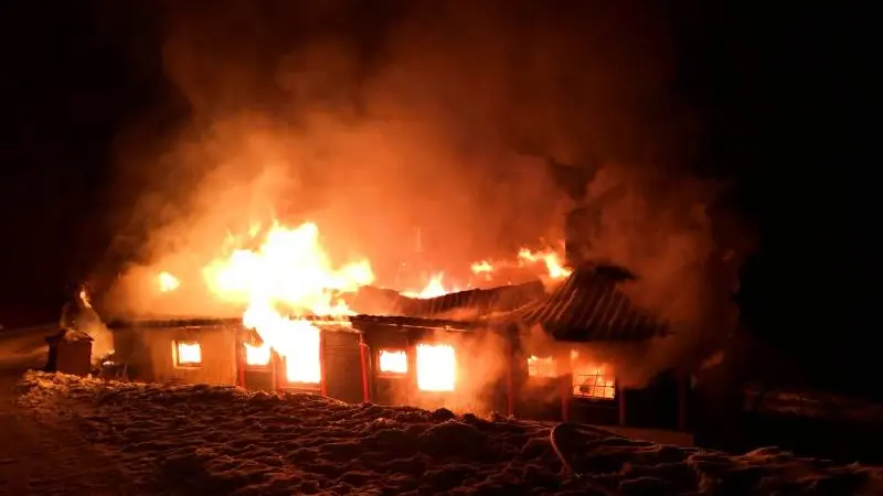 Fiamme in quota: distrutto il rifugio Capanna Plai di Borno