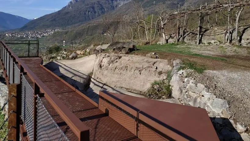 La passerella è in acciaio e senza punti di appoggio sulla roccia - Foto © www.giornaledibrescia.it