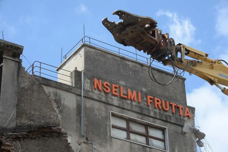 L'abbattimento dello stabile di Anselmi frutta