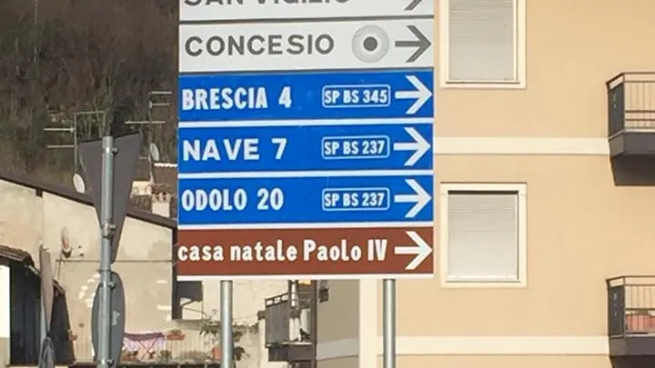 Il cartello stradale sbagliato per Paolo VI © www.giornaledibrescia.it