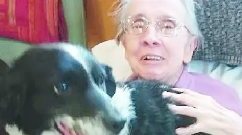 Un cane con un'ospite della Casa di Riposo