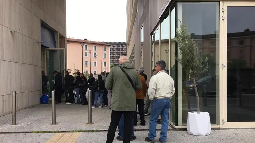 Tifosi in coda fuori dal negozio del Brescia - Foto © www.giornaledibrescia.it