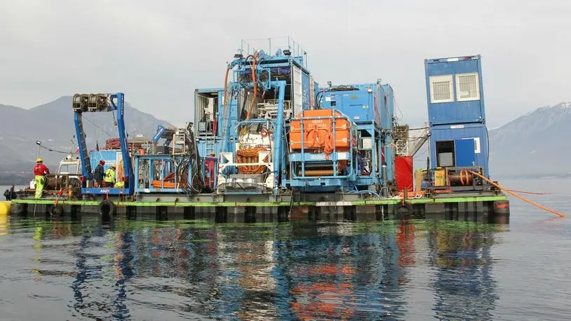 Piattaforma galleggiante. Il cantiere sul Garda aperto dal 19 febbraio scorso © www.giornaledibrescia.it