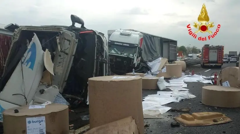 Camion perde il carico in A4, la foto dall'autostrada