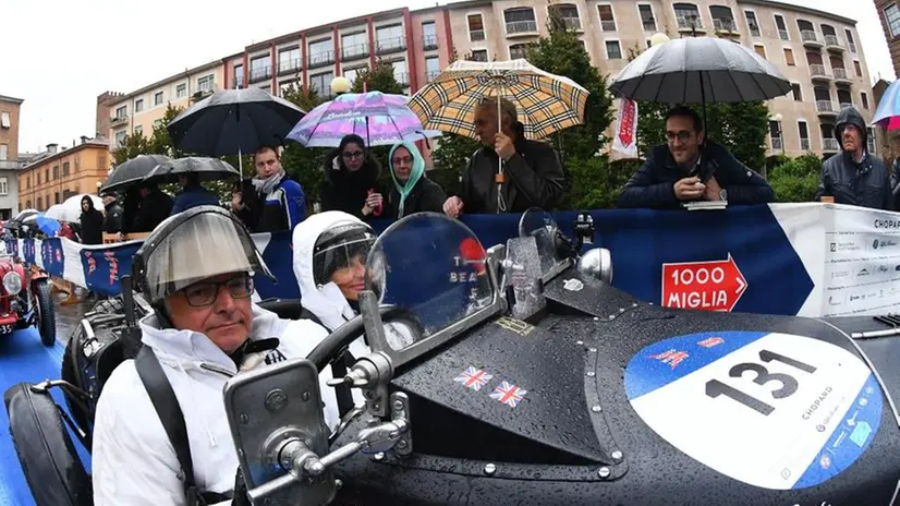 Auto e piloti bagnati dalla pioggia - Foto New Reporter Favretto Checchi © www.giornaledibrescia.it