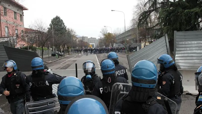 Agenti di Polizia nella zona dello stadio Rigamonti - Foto © www.giornaledibrescia.it