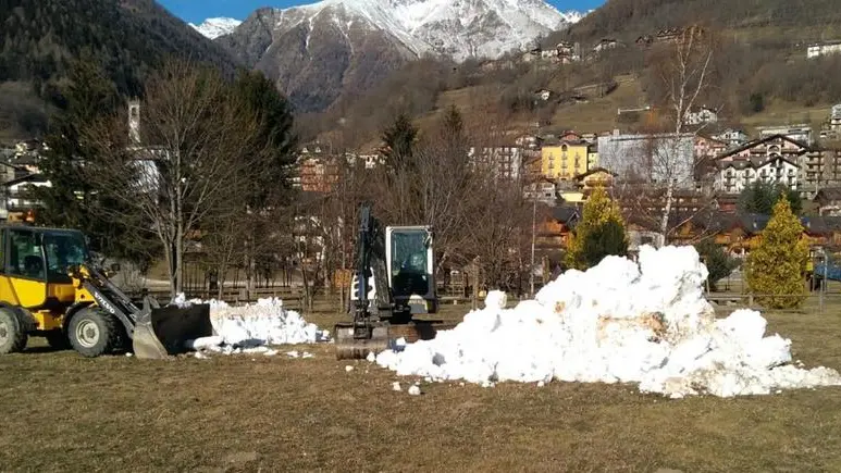 Ruspe al lavoro per sistemare la neve in vista della Caspolada - Foto © www.giornaledibrescia.it